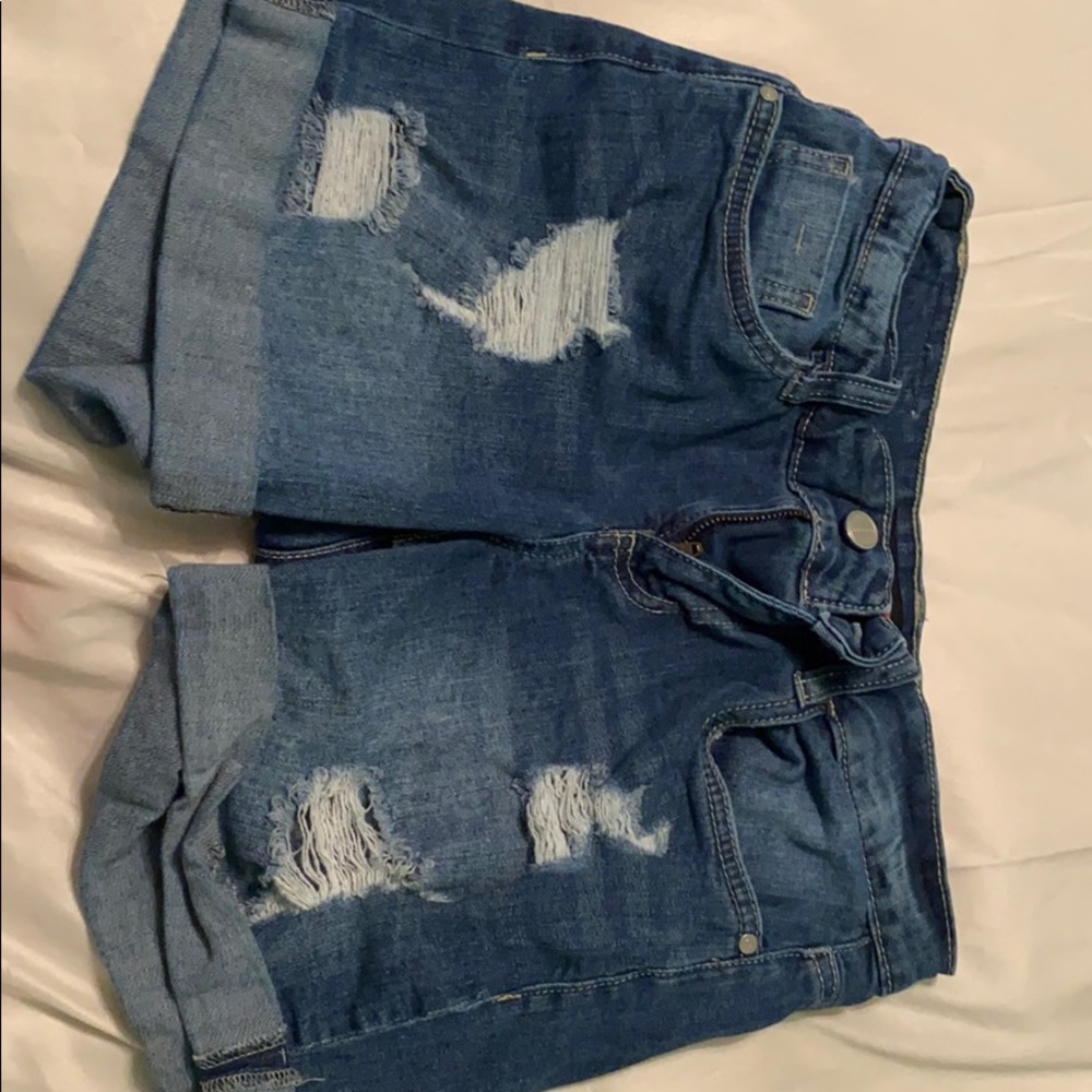 cute mid-rise dollhouse jean shorts!